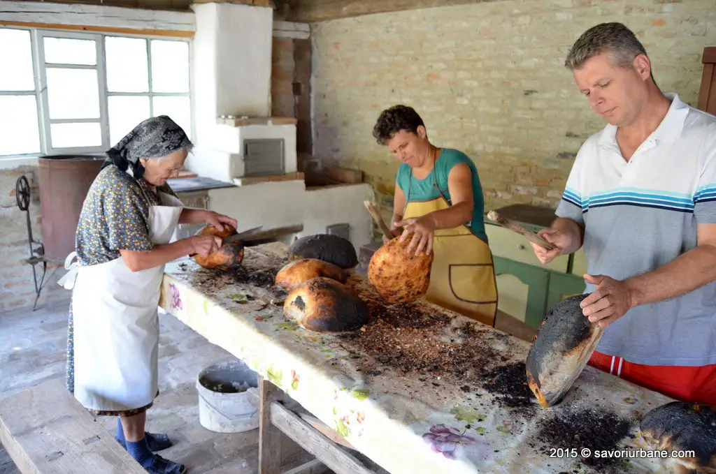 Paine de casa coapta in cuptor cu lemne la Crit Transylvania bread making (33)