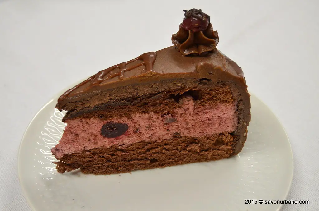 Tort de ciocolata cu mousse de visine Savori Urbane (5)