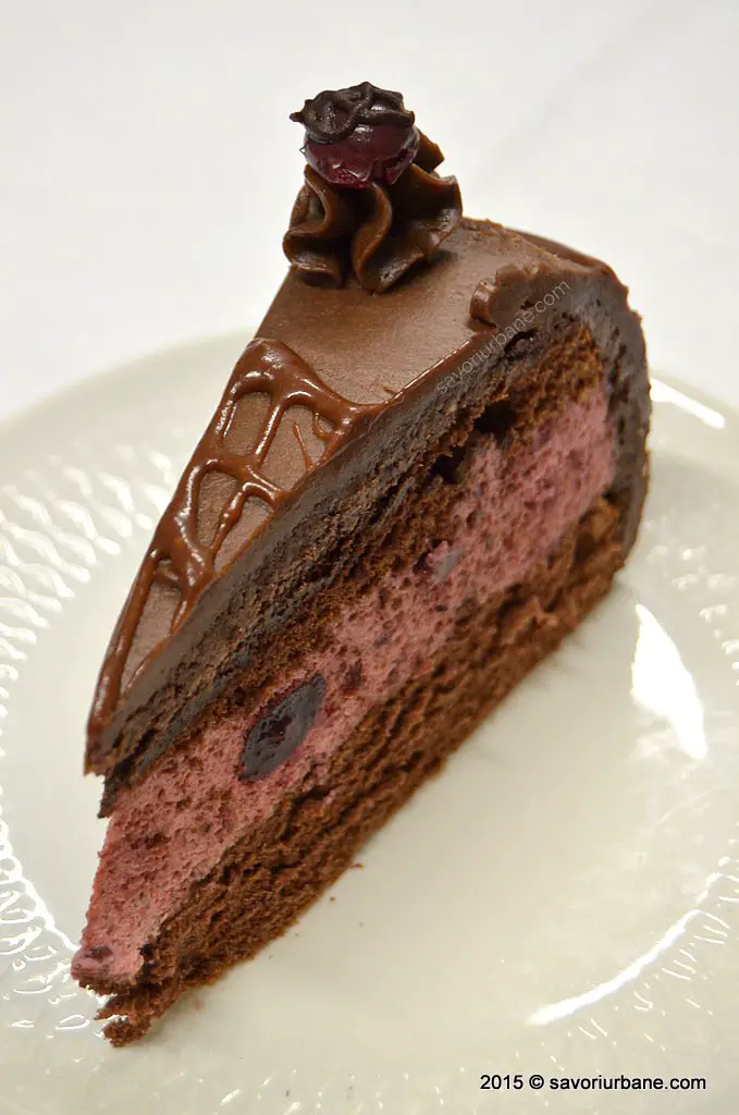 Tort de ciocolata cu mousse de visine Savori Urbane (7)
