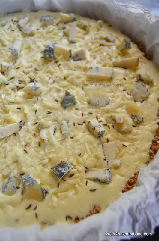 Preparare tarta cu branza sarata si finn crisp (3)