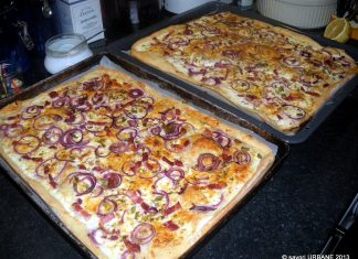 Flammkuchen reteta clasica de tarte flambee cu sunca, smantana si ceapa Flammkuchen reteta clasica de tarte flambee cu sunca, smantana si ceapa savori urbane
