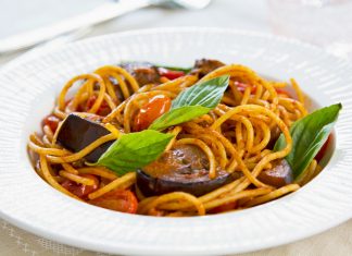 Paste cu vinete, rosii si branza – Pasta alla Norma Paste cu vinete, rosii si branza - Pasta alla Norma reteta savori urbane