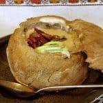 Supa de ceapa cu cascaval servita in bol sau castron din paine