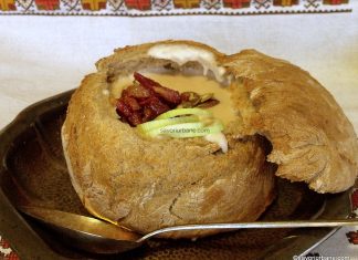 Supa de ceapa cu cascaval servita in bol sau castron din paine Supa de ceapa cu cascaval servita in bol sau castron din paine reteta savori urbane