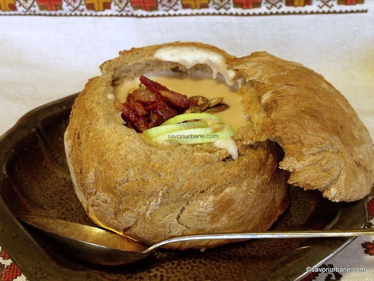 Supa de ceapa cu cascaval servita in bol sau castron din paine reteta savori urbane