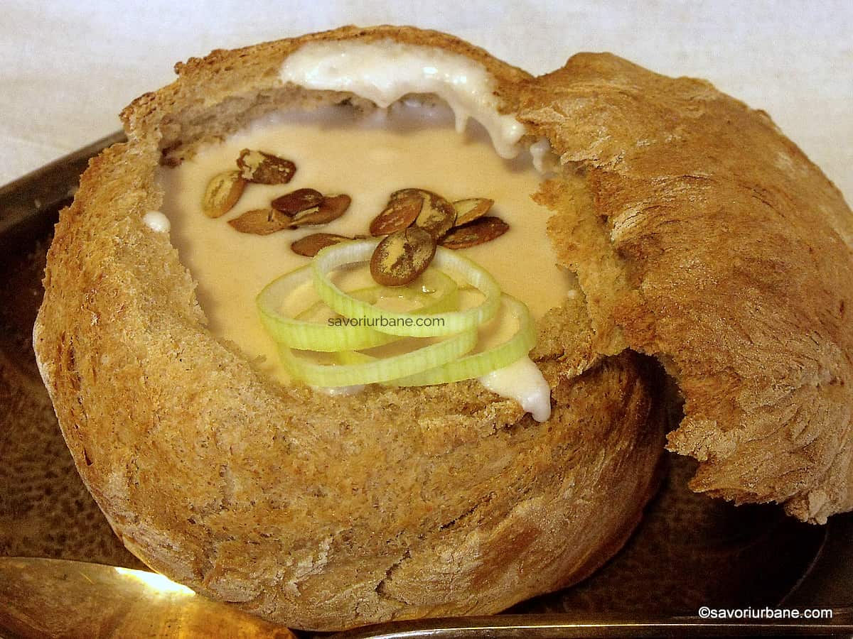 supa cremoasa de cascaval cu ceapa servita in bol din paine
