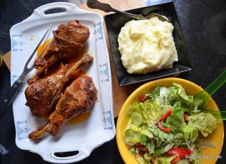 Friptura din pulpe de curcan la cuptor cu unt aromat cu usturoi Friptura din pulpe de curcan la cuptor cu unt aromat cu usturoi reteta savori urbane