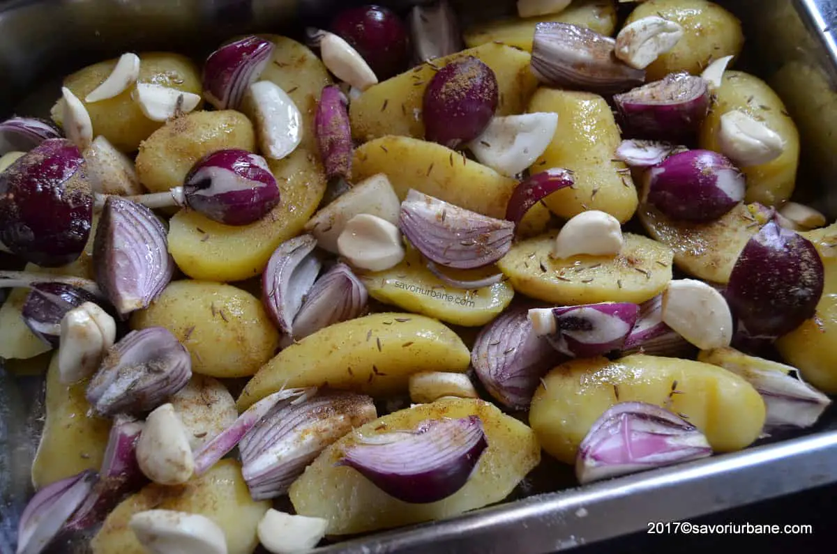 cum se face reteta de ciolan la cuptor cu usturoi si cartofi savori urbane (1)