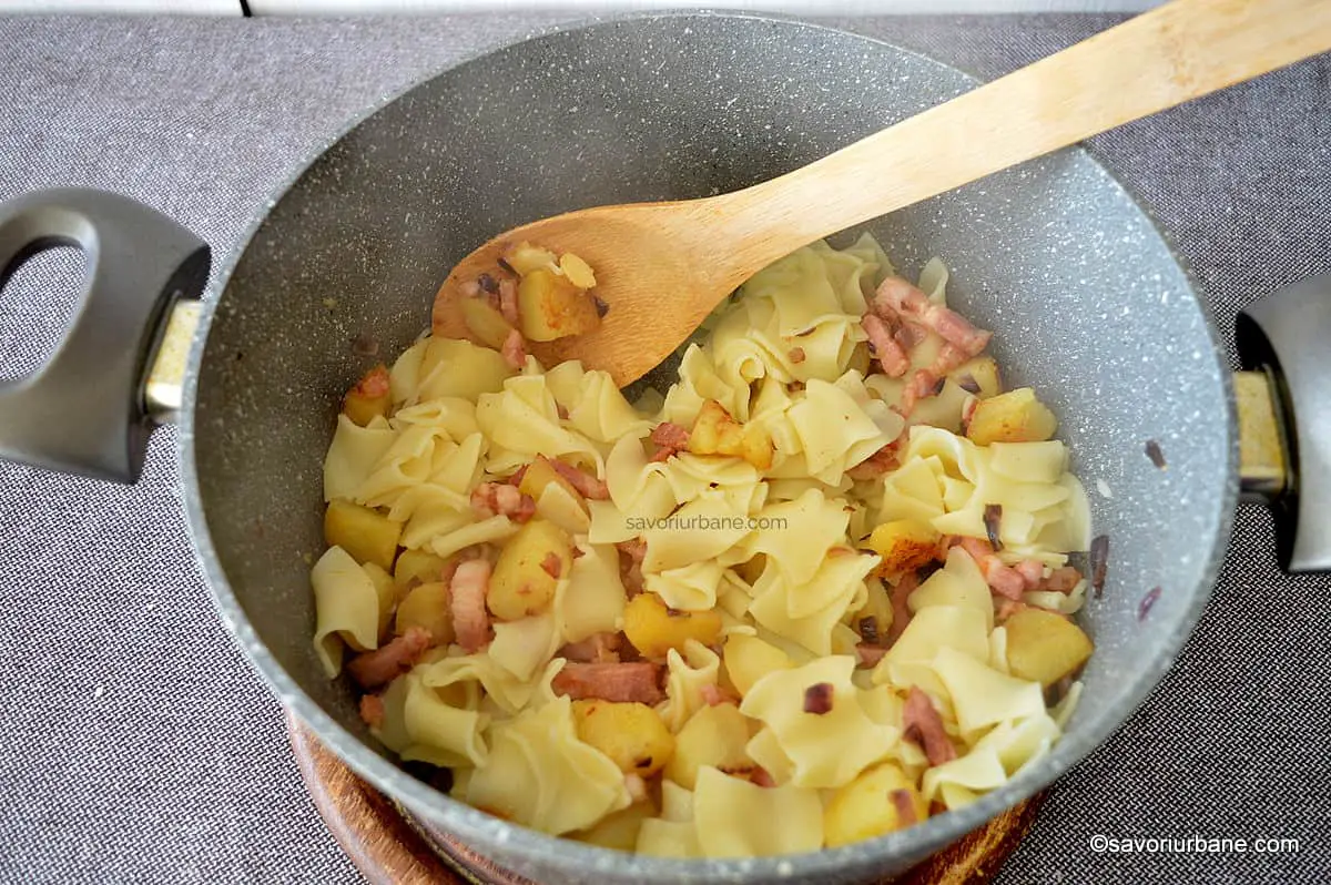 cum se face reteta de grenadirmars paste cu cartofi si bacon (4)