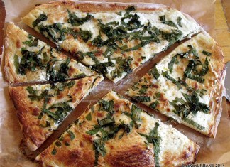 Placinta cu leurda si smantana – reteta de langos la tavă