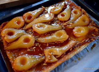 Tarta rasturnata cu pere caramelizate, migdale si aluat foietaj Tarta rasturnata cu pere caramelizate, migdale si aluat foietaj reteta tarta tatin savori urbane