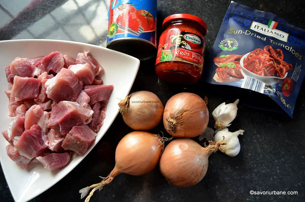 ingrediente gulas de porc cu ceapa usturoi rosii