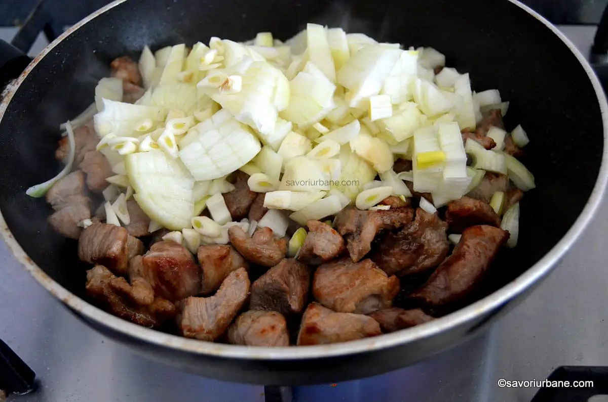 preparare reteta de gulas de porc tocanita (2)