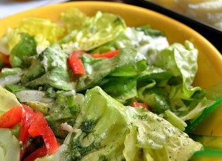 Salata verde simpla sau asortata cu rosii, ardei, usturoi, ceapa reteta salata verde cu dressing simplu