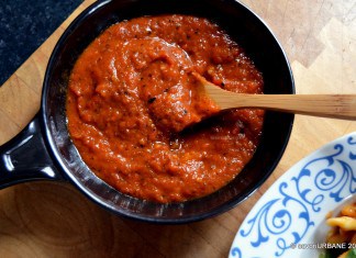 Sos de usturoi copt si rosii caramelizate la cuptor