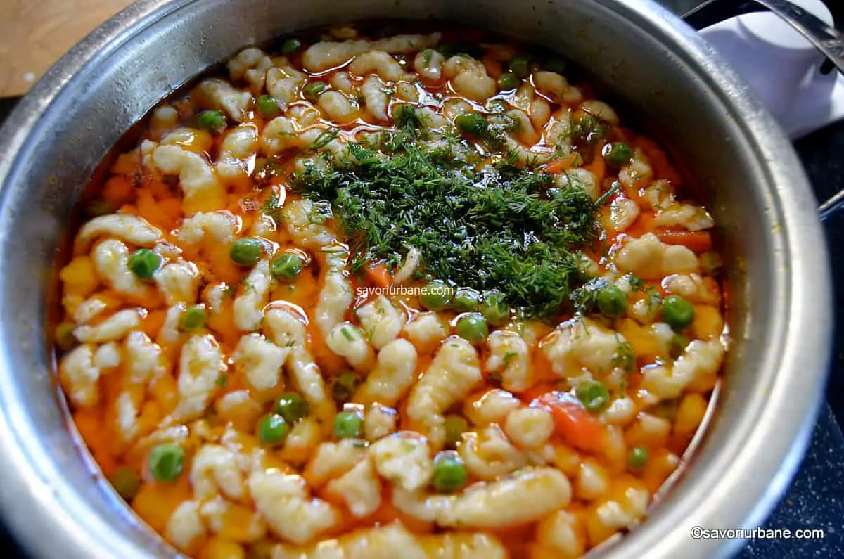 preparare reteta supa de mazare cu pui si galuste de faina