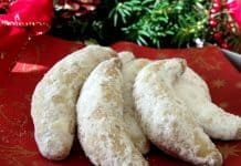 Cornulete fragede cu nuca si cu vanilie reteta de Vanillekipferl Cornulete cu vanilie si nuci (6)