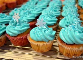 Cupcakes briose cu banane, cocos si lime cu topping de crema de branza (cream cheese)