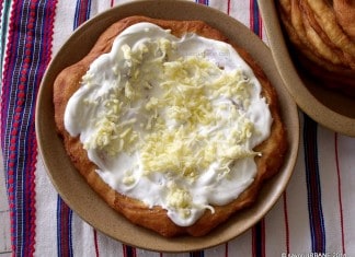 Langosi simpli cu smantana, usturoi si cascaval Langosi reteta traditionala