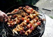 Frigarui de pui, de porc, creveti si pastrav la gratar