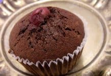 Briose cu ciocolata si visine