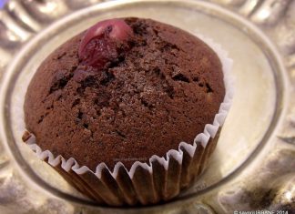 Briose cu ciocolata si visine