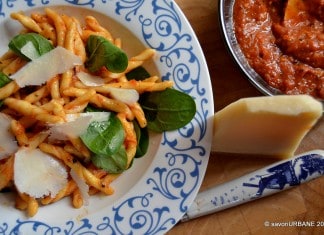 Paste cu sos de rosii si usturoi copt