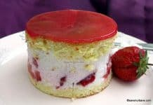 Prajitura cu capsuni si iaurt cu glazura de jeleu rosu Prajitura cu capsuni si mousse de iaurt reteta savori urbane