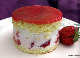 Prajitura cu capsuni si iaurt cu glazura de jeleu rosu Prajitura cu capsuni si mousse de iaurt reteta savori urbane