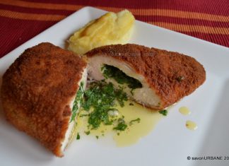 Pui a la Kiev reteta de piept de pui umplut cu unt aromat pui kiev