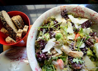 Salata Caesar light – reteta dietetica cu iaurt si pui fript