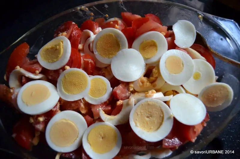 Salata cu rosii si branza telemea, cu oua fierte si usturoi - Salata Argentiniana (12)