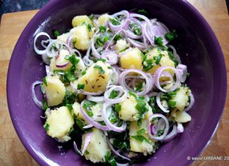Salata calda de cartofi cu ceapa colorata