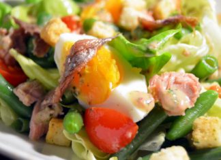 Salata Nicoise reteta de salata frantuzeasca de peste cu legume si oua fierte