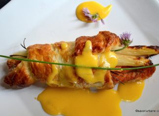 Somon in foietaj la cuptor (en croute) cu sparanghel si sos olandez servire somon la cuptor cu sos olandez si aluat foietaj