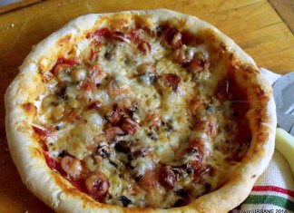 Pizza cu crenvursti si ciuperci