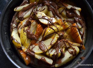 Prajitura cu pere si ciocolata insiropata cu sos caramel Prajitura cu pere si ciocolata cu topping de sos caramel reteta savori urbane