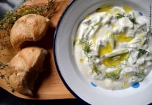 Sos Tzatziki din iaurt cu castraveti si usturoi – reteta video sos tzatziki