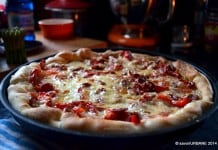 Pizza cu carnati picanti si ardei Retete de pizza
