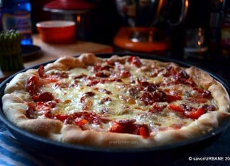 Pizza cu carnati picanti si ardei Retete de pizza