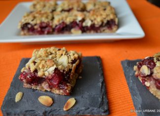 Prajitura crumble cu visine si fulgi de ovaz