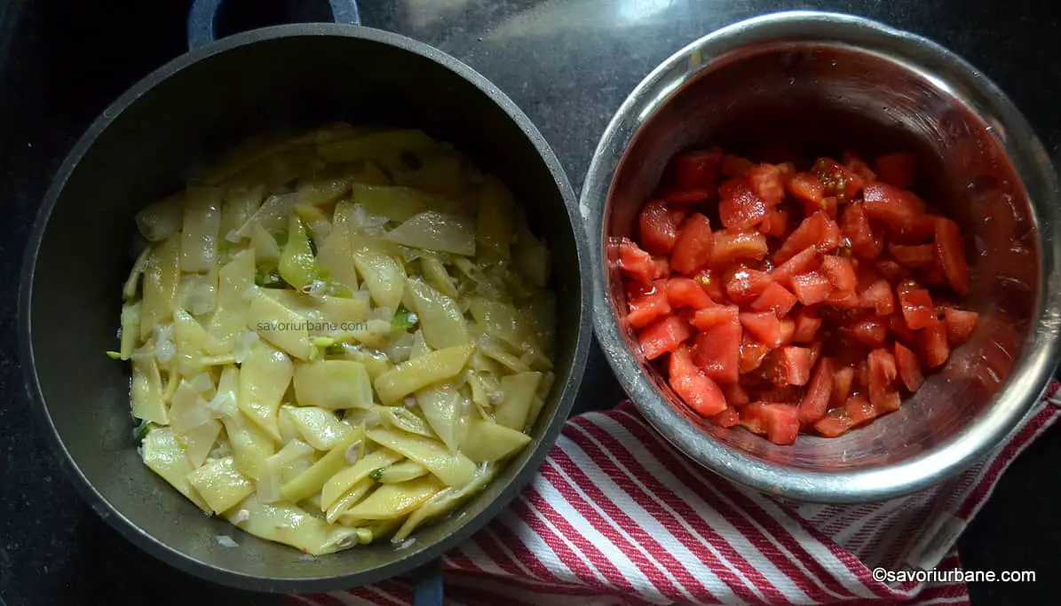 preparare reteta mancare de fasole verde pastai cu usturoi si rosii (2)