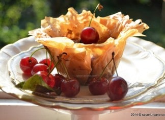 Cosulete cu visine si nuca in foi subtiri de placinta