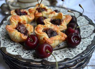 Mini tarte din foietaj cu cirese si ciocolata – cosulete cu cirese sau visine Mini tarte din foietaj cu cirese si ciocolata reteta savori urbane
