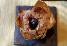 Strudel cu visine si bezea in cosulet