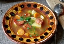 Ciorba de cartofi cu carnati afumati acrita cu zeama de varza (moare)