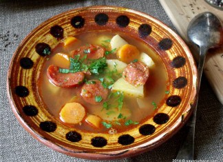 Ciorba de cartofi cu carnati afumati acrita cu zeama de varza (moare)