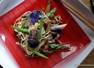 Noodles cu rata, ciuperci si sparanghel