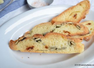 Paine cu seminte de dovleac, ceapa si parmezan