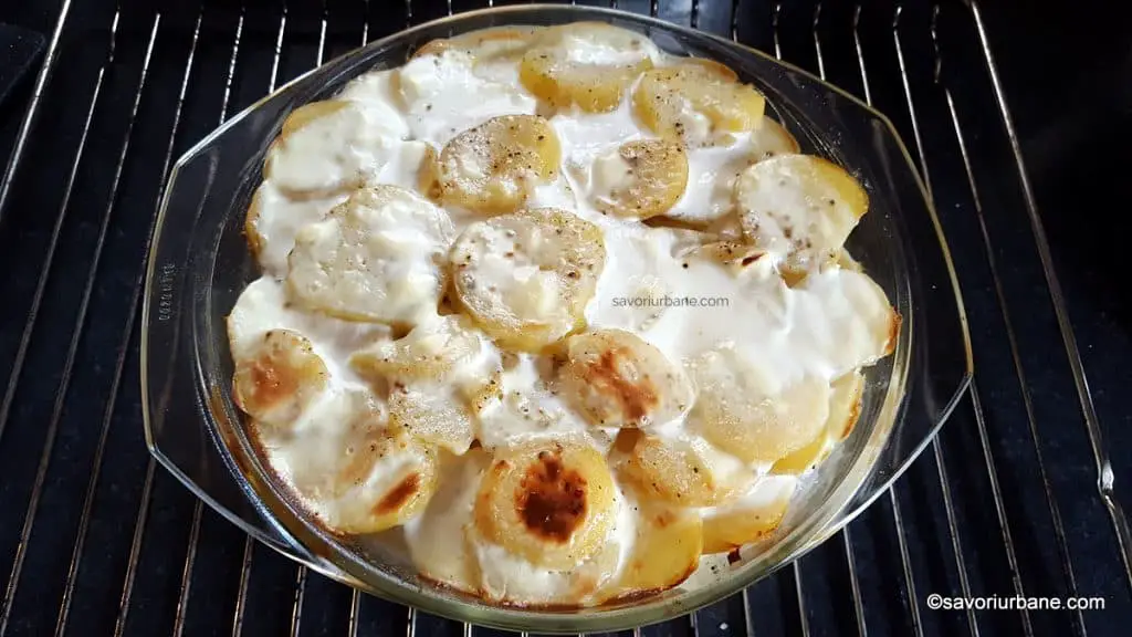 preparare cartofi gratinati la cuptor cu cascaval oua (1)